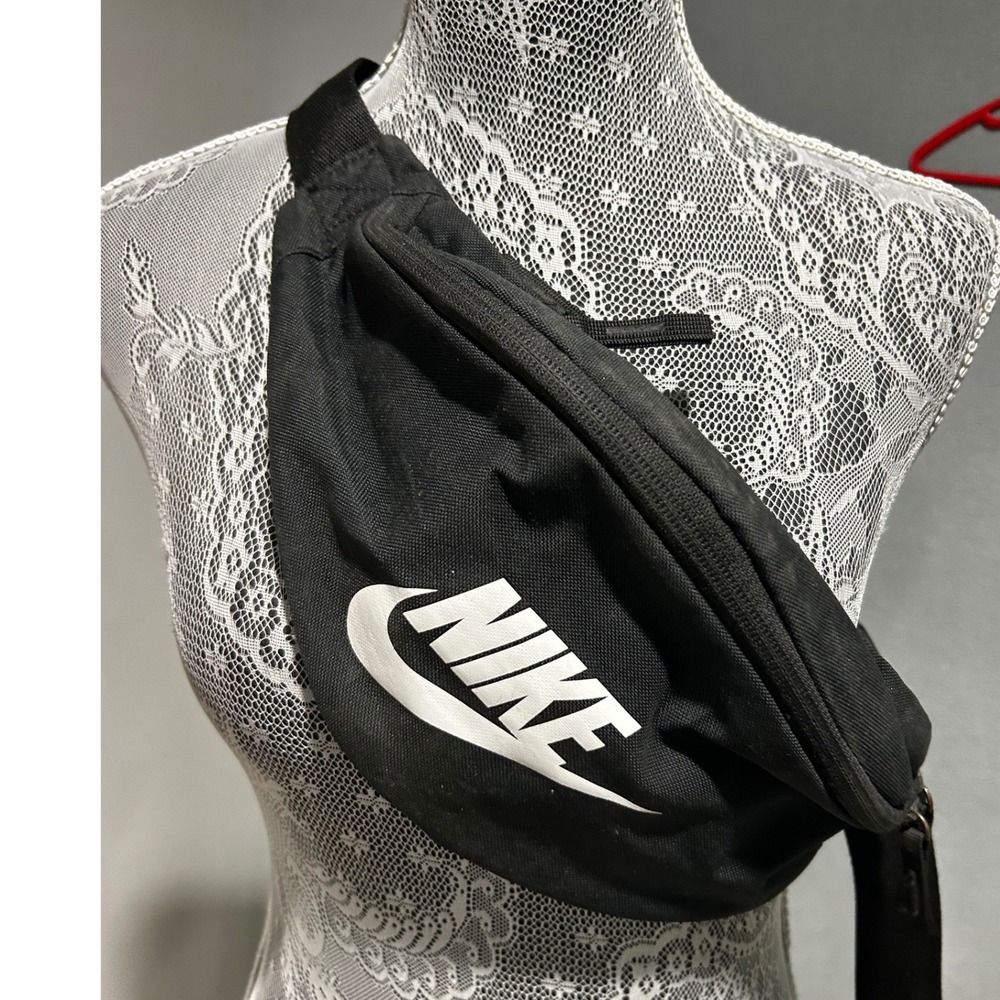 Nike Fanny Pack‎ Waist Bag Black Adjustable Strap Logo Travel Zip close Unisex